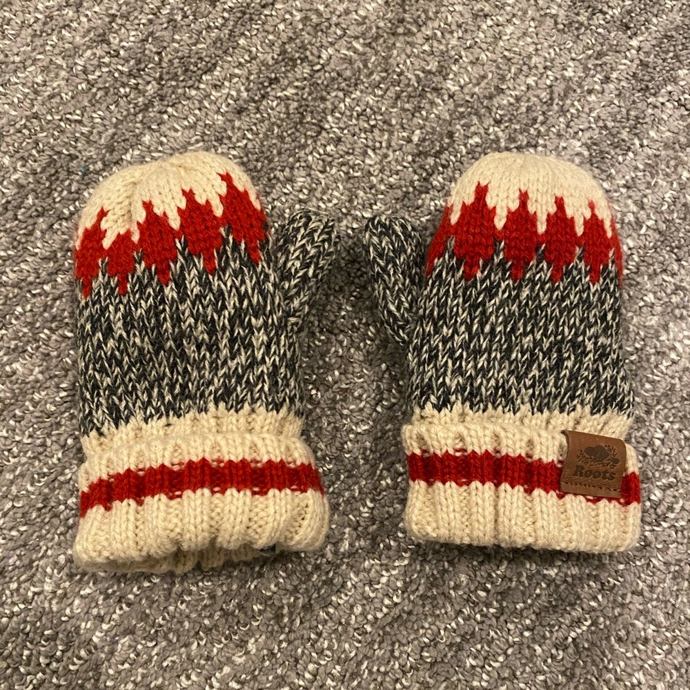 Roots chunky baby mittens lined with fleece, new without tags, size 0-12 months